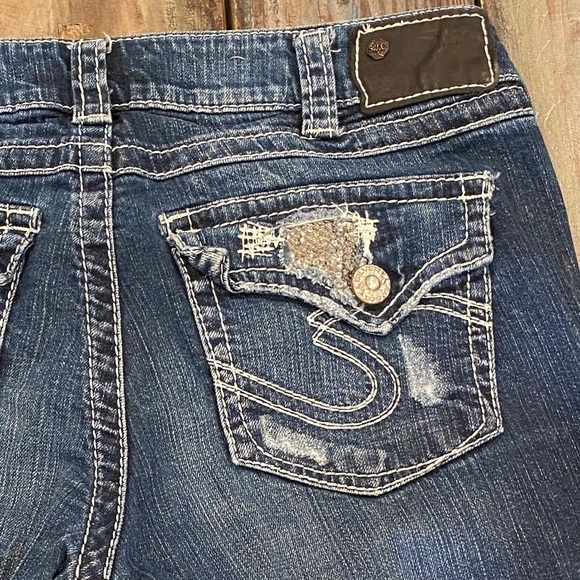 Silver Jeans 30 (US 8) Suki Flap Capri Bermuda Denim Shorts Mid Rise Rhinestones - Picture 5 of 10